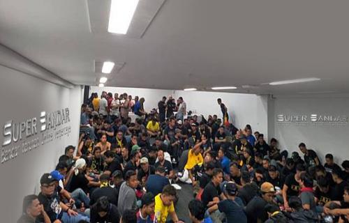 Keonaran Supporter Tim nasional Indonesia : Menpora Malaysia Turut Dievakuasi